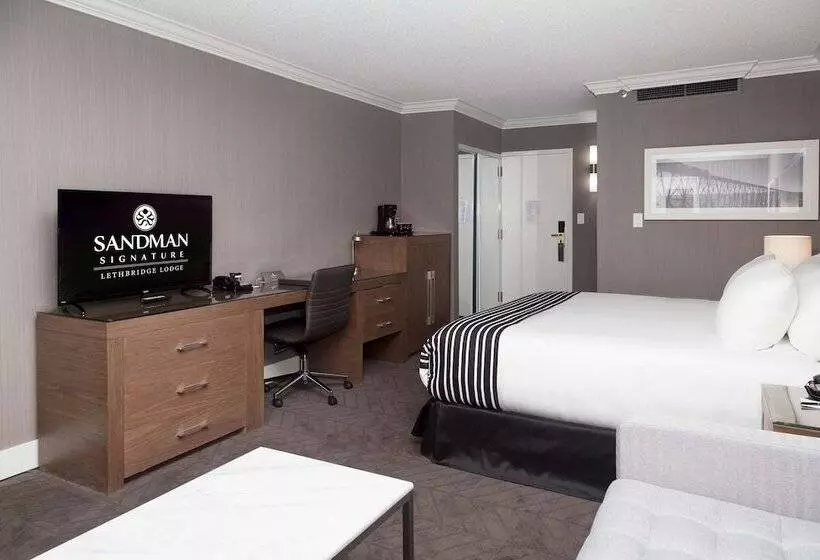 اتاق استاندارد با تخت بزرگ, Sandman Signature Lethbridge Lodge