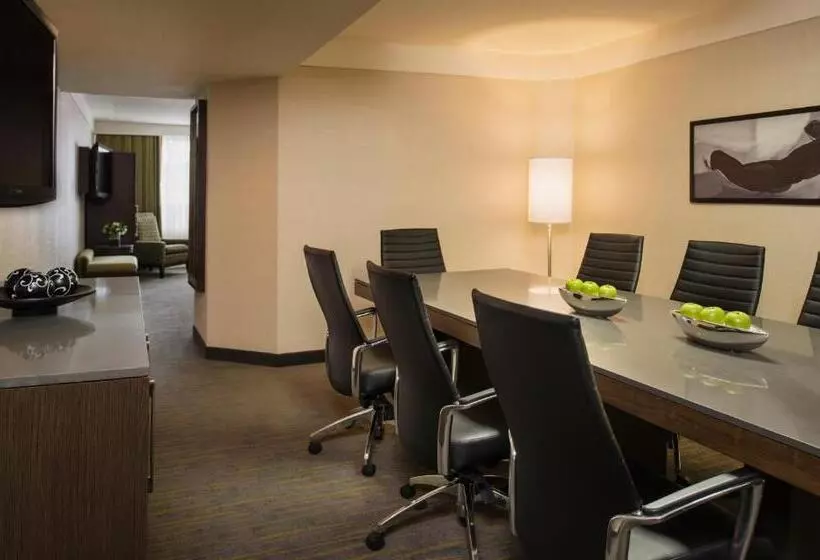 سوئیت با بالکن, Saskatoon Inn & Conference Centre
