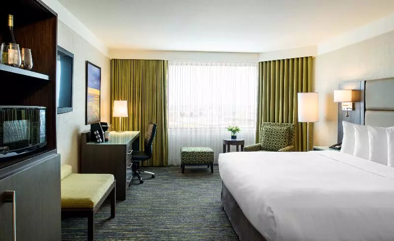 اتاق سوپریور با تخت بزرگ, Saskatoon Inn & Conference Centre