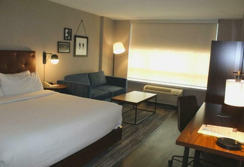 스탠다드 룸 킹사이즈 침대, Four Points By Sheraton Point Edward Sarnia