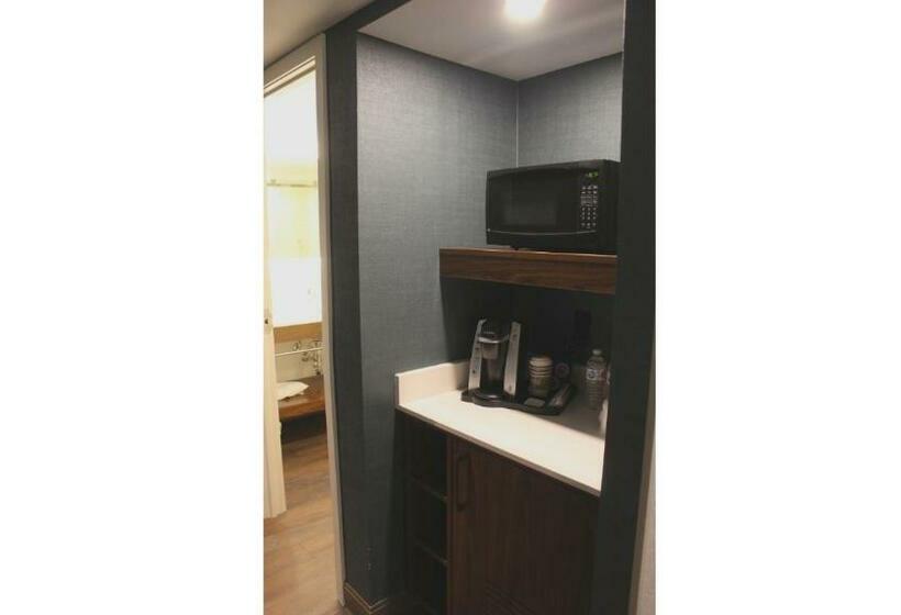 스탠다드 룸 킹사이즈 침대, Four Points By Sheraton Point Edward Sarnia