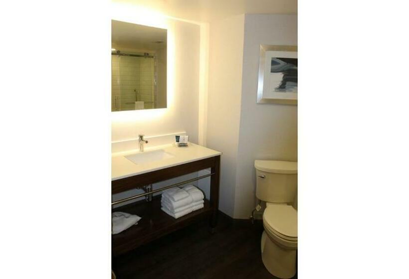 스탠다드 룸 킹사이즈 침대, Four Points By Sheraton Point Edward Sarnia