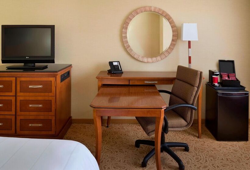 带2个双人床的标准工作室, Toronto Airport Marriott