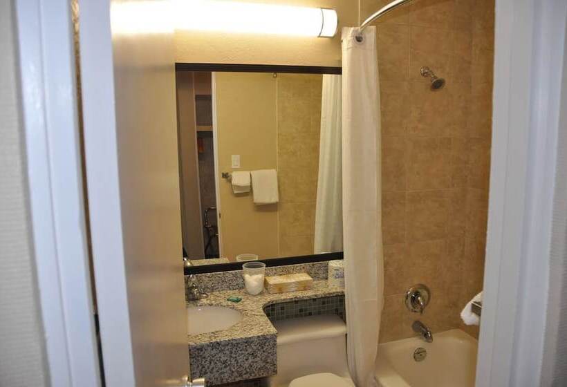 סוויטה, Travelodge By Wyndham North Battleford