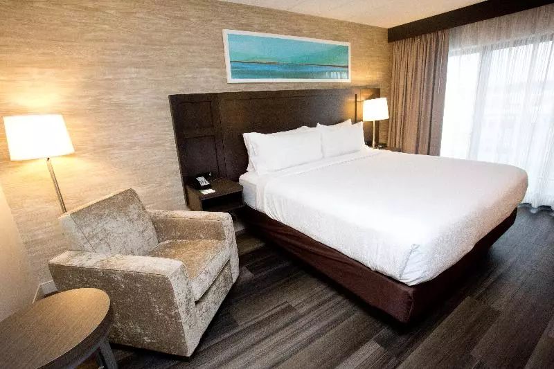キングサイズベッドのスタンダードルーム, Holiday Inn Hotel Peterborough Waterfront, An Ihg