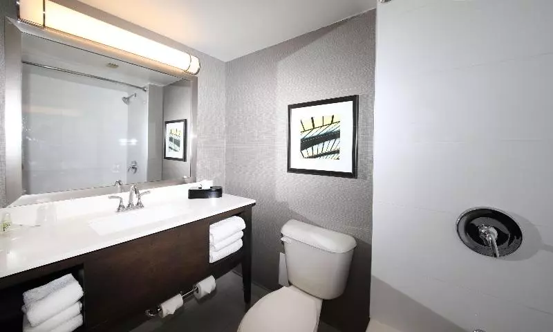 キングサイズベッドのスタンダードルーム, Holiday Inn Hotel Peterborough Waterfront, An Ihg