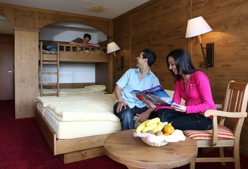 חדר משפחתי, Central Residence