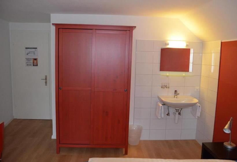 Chambre Standard Salle de Bains Commune, Hirschen Backpacker Hotel & Pub