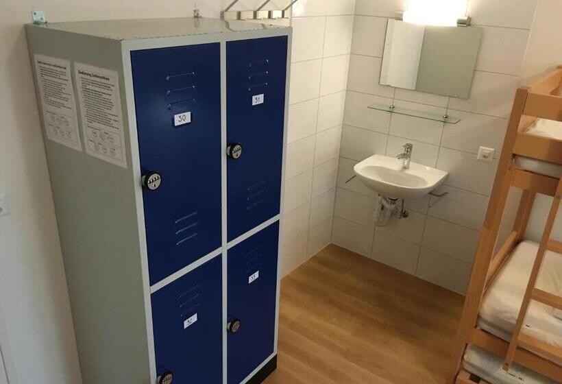 سرير فى غرفة مشتركه, Hirschen Backpacker Hotel & Pub