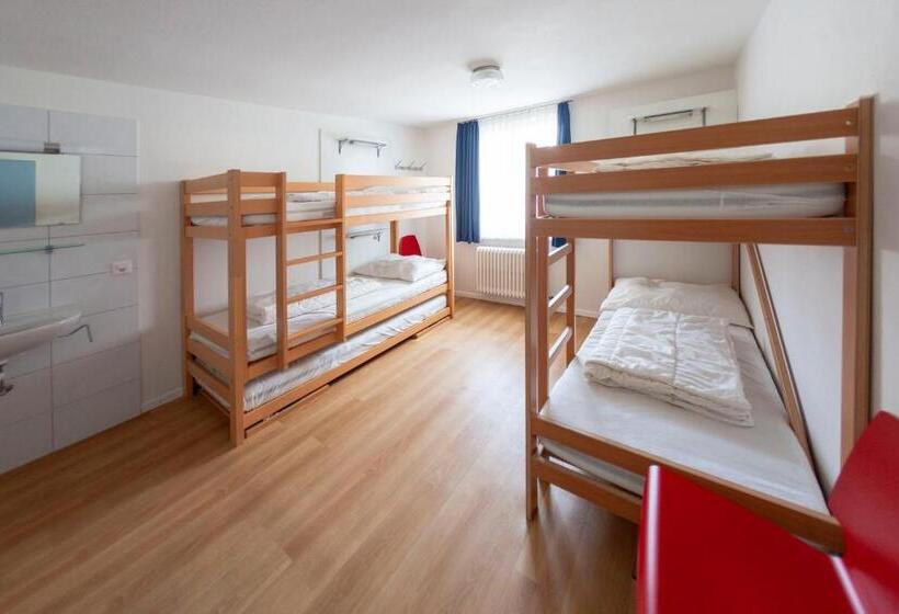 Lit en Chambre Commune, Hirschen Backpacker Hotel & Pub