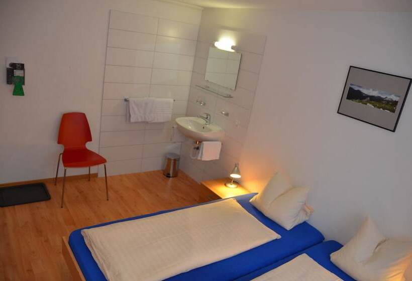 Chambre Standard Salle de Bains Commune, Hirschen Backpacker Hotel & Pub
