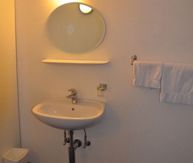 Chambre Standard Individuelle Salle de Bains Commune, Hirschen Backpacker Hotel & Pub