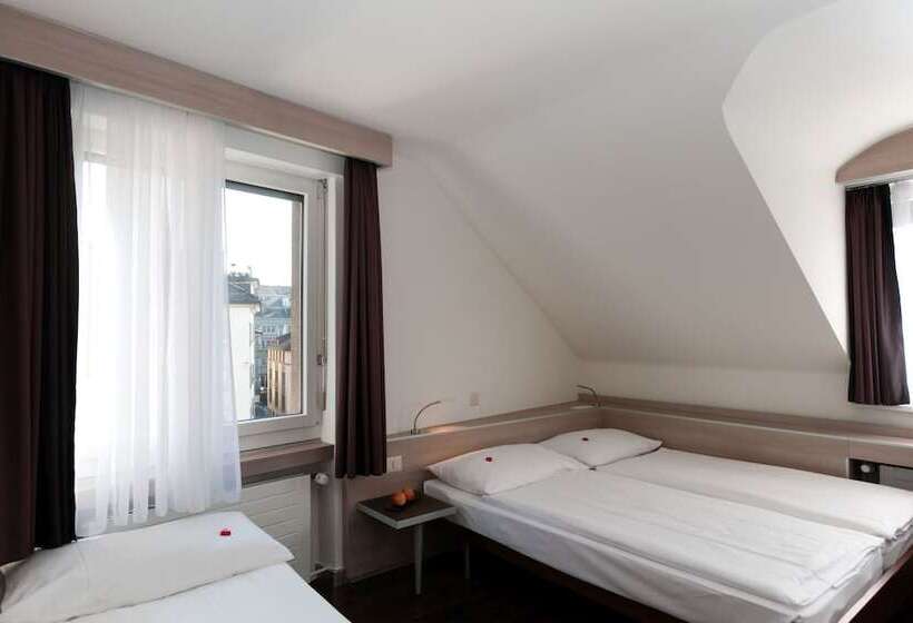 اتاق خانوادگی, Alexander