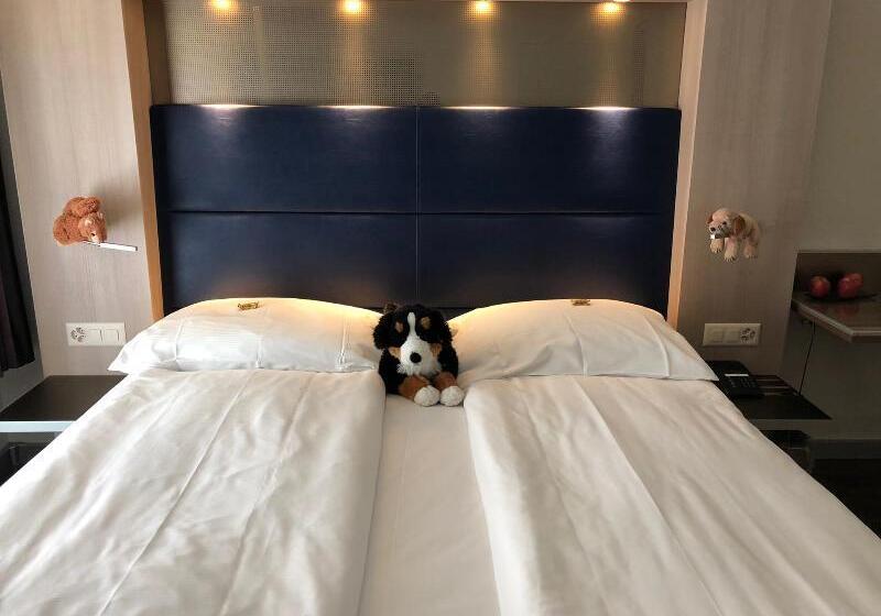 اتاق خانوادگی, Alexander