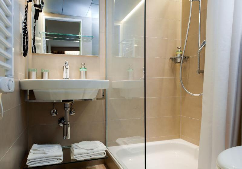 اتاق خانوادگی, Alexander