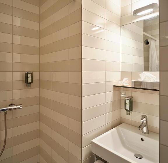 חדר אקונומי יחיד, Astoria