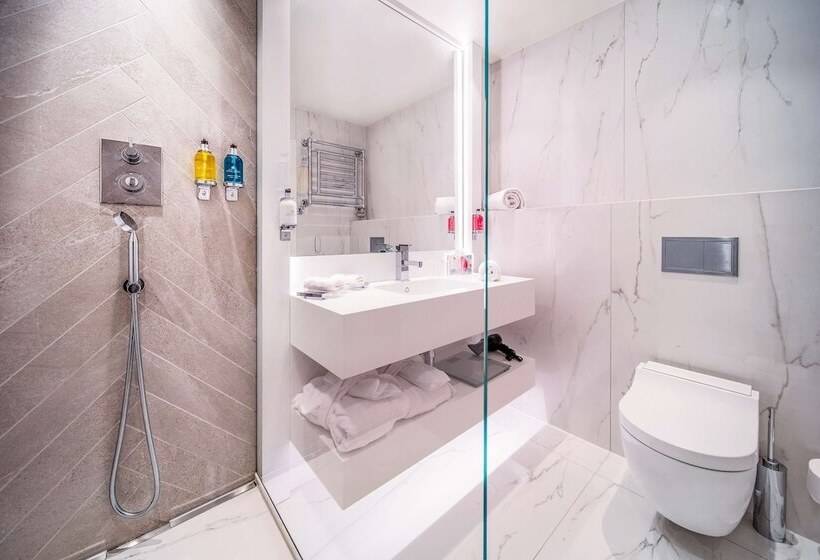 اتاق سوپریور, Bristol