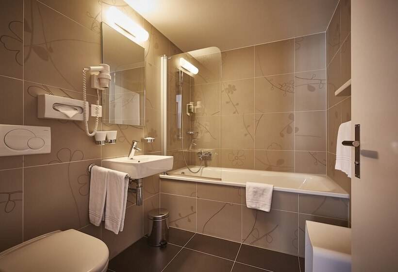 标准三人间, Landhaus