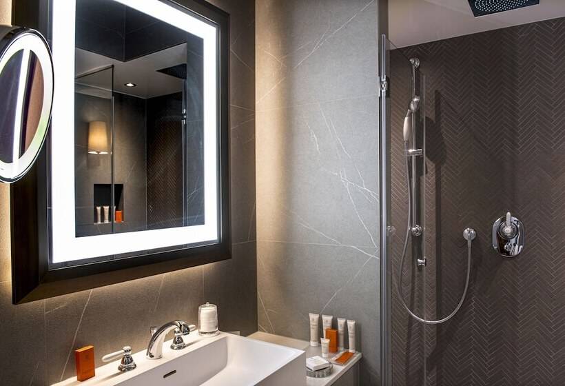 اتاق سوپریور, Les Armures