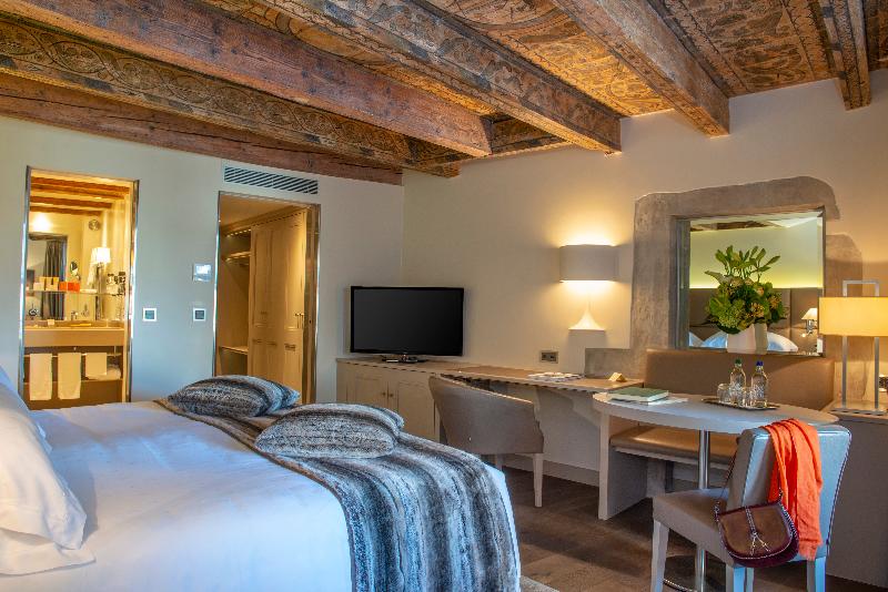 اتاق پرستیژ, Les Armures