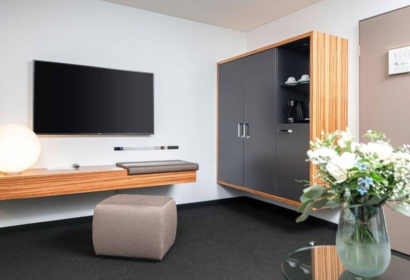 带河湖景观的轻年套房, Seehotel Kastanienbaum