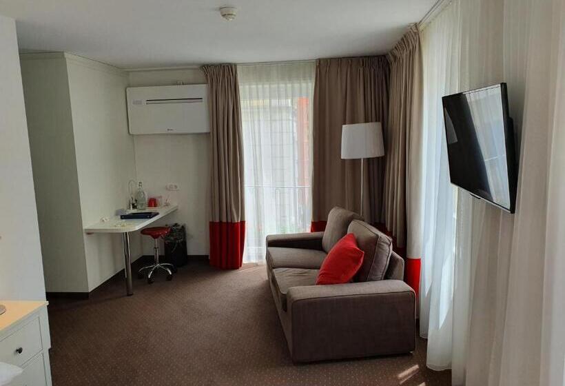 コンフォートルーム, Touring Au Lac