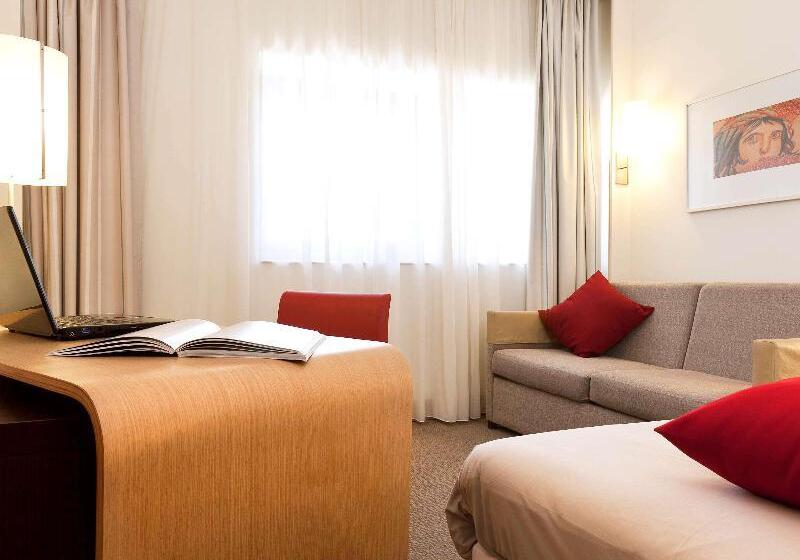 جناح جونيور, Victoria