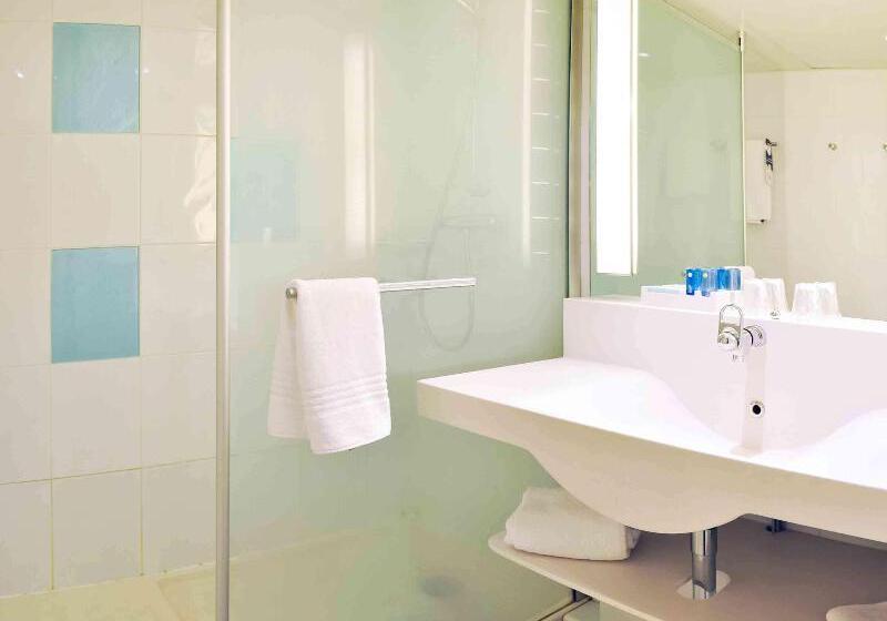 جناح جونيور, Victoria