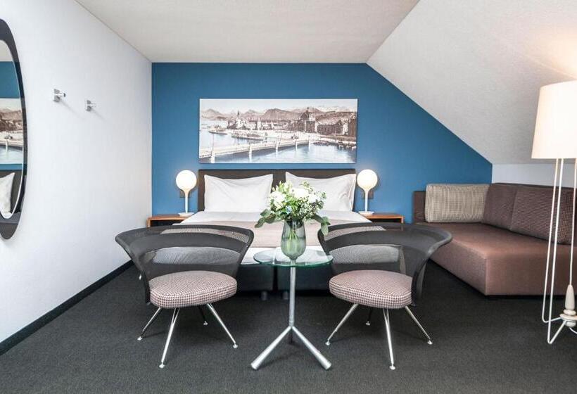 带河湖景观的轻年套房, Seehotel Kastanienbaum