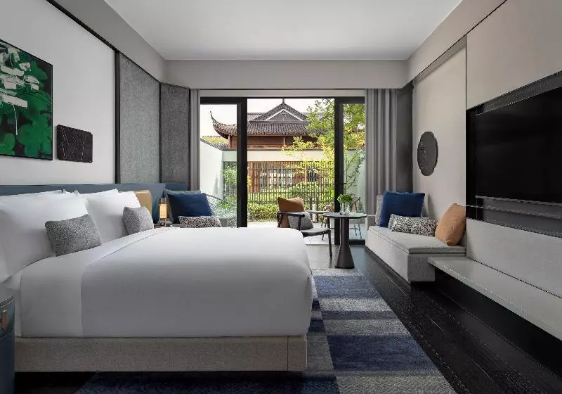 キングサイズベッドのスタンダードルーム, Kimpton Bamboo Grove Suzhou, An Ihg