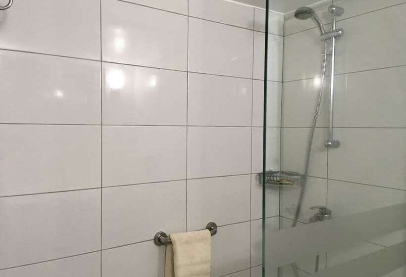 Номер Стандарт Вид на Бассейн, Kissos