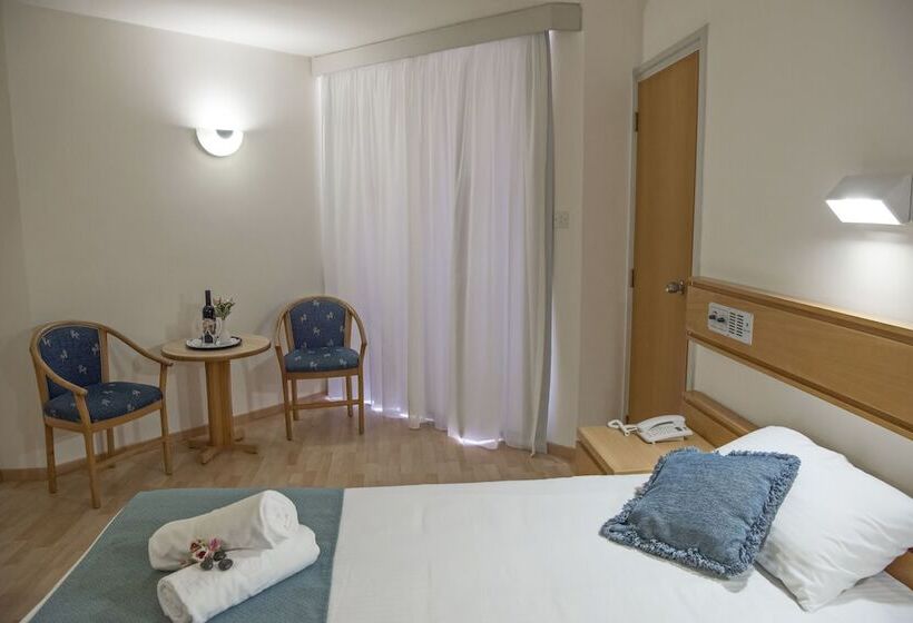 Номер Стандарт Вид на Бассейн, Kissos