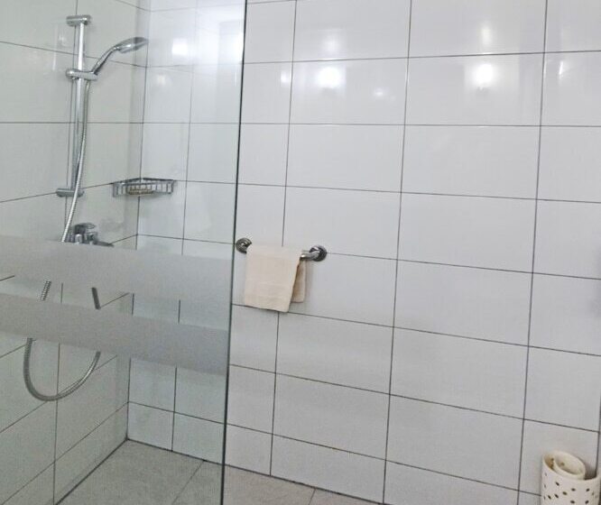 Номер Стандарт Вид на Бассейн, Kissos