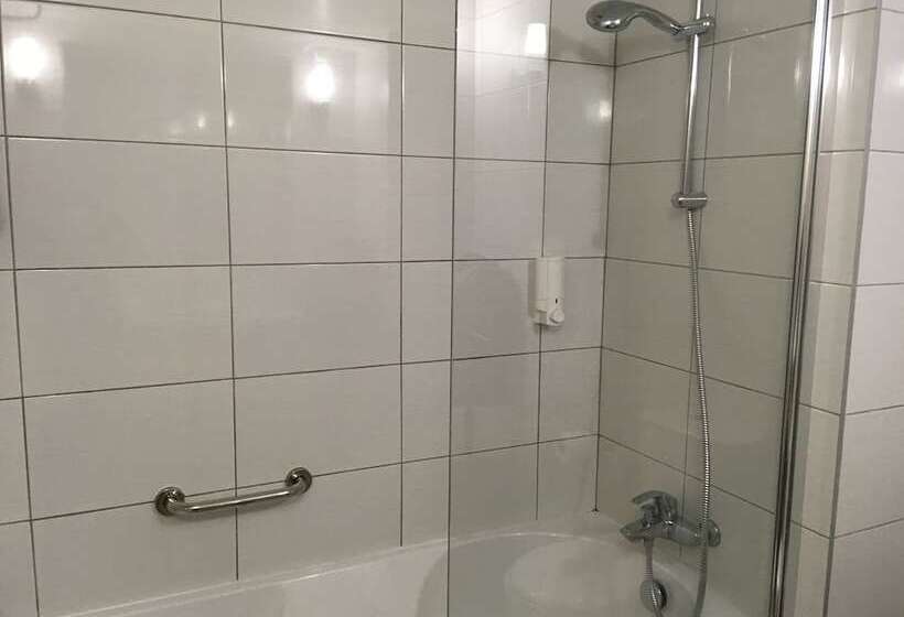 חדר משפחתי, Kissos