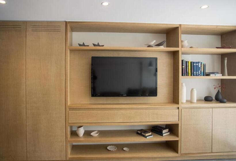 اتاق استاندارد چهارنفره با چشم‌انداز جانبی دریا, Les Palmiers Beach Boutique Hotel & Luxury Apartments