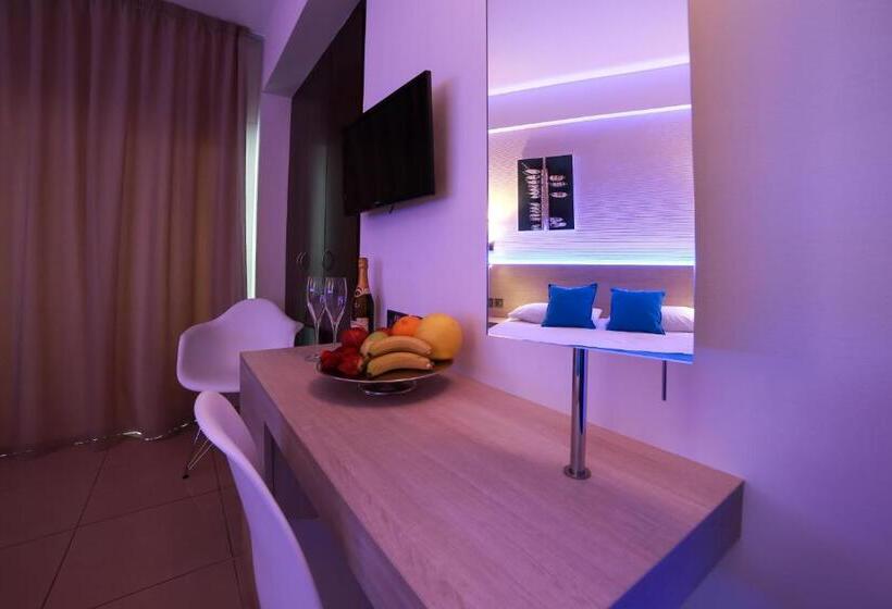 اتاق اساندارد با چشم‌انداز جانبی به دریا, Les Palmiers Beach Boutique Hotel & Luxury Apartments