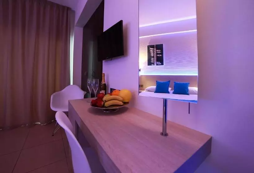اتاق اساندارد با چشم‌انداز جانبی به دریا, Les Palmiers Beach Boutique Hotel & Luxury Apartments