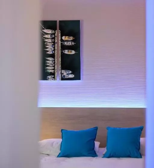 اتاق استاندارد سه نفره با چشم‌انداز کنار دریا, Les Palmiers Beach Boutique Hotel & Luxury Apartments