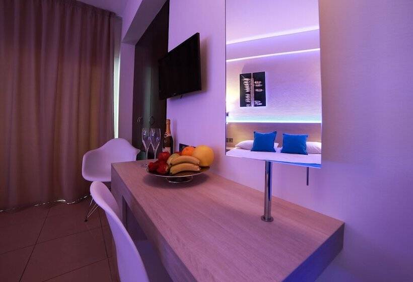اتاق استاندارد سه نفره با چشم‌انداز کنار دریا, Les Palmiers Beach Boutique Hotel & Luxury Apartments