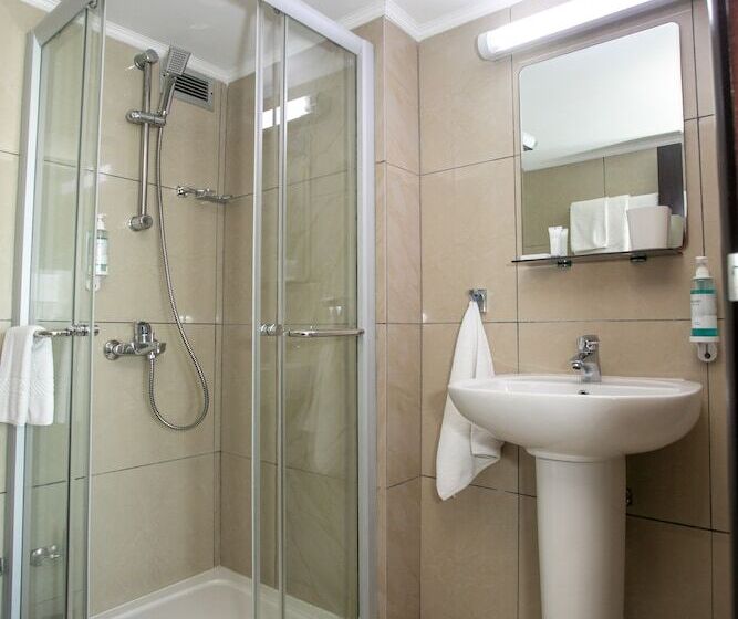 اتاق استاندارد چهارنفره با چشم‌انداز جانبی دریا, Les Palmiers Beach Boutique Hotel & Luxury Apartments