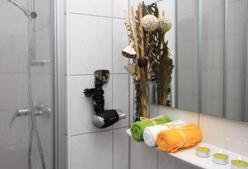 اتاق استاندارد سه نفره, Pension Cortina