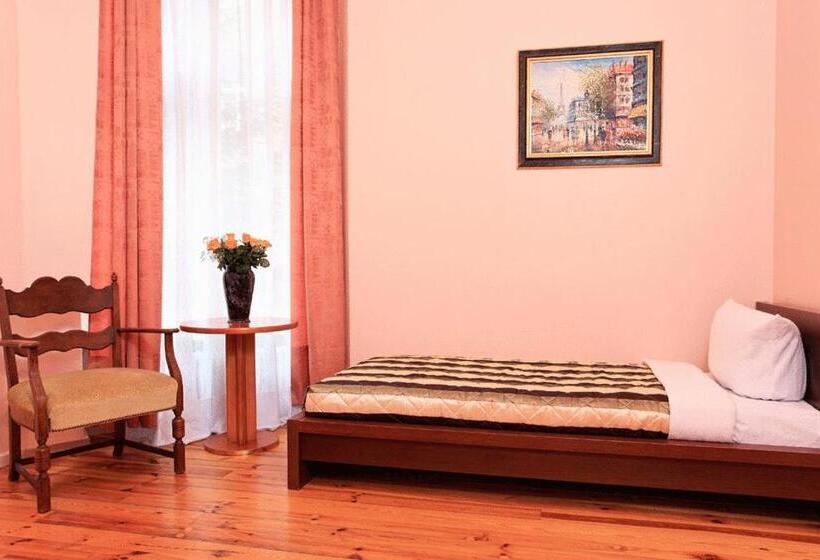 اتاق استاندارد یک نفره, Pension Cortina