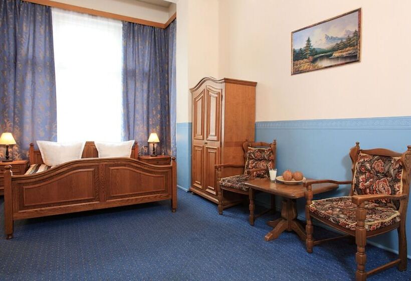 اتاق راحتی سه تخته, Pension Cortina