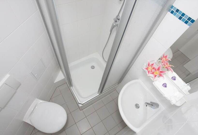 اتاق راحتی, Pension Cortina