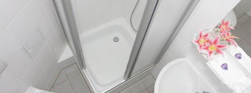 اتاق استاندارد سه نفره, Pension Cortina