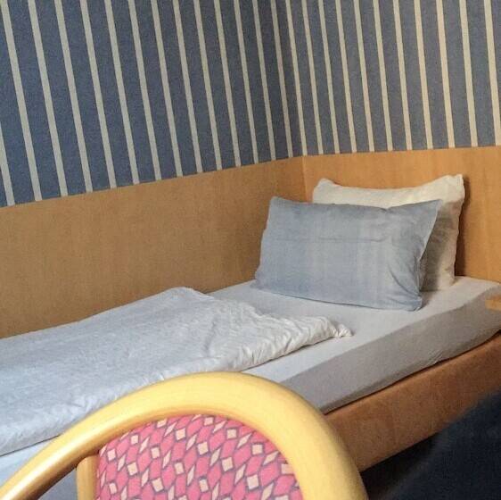 标准单人间, Am Kurpark