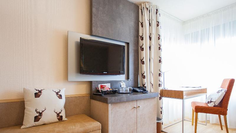 חדר קומפורט, Hirsch