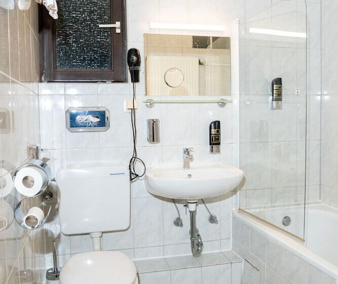 اتاق استاندارد چهار تخته, Parkhotel Lindenhof   Kostenlose Parkplätze
