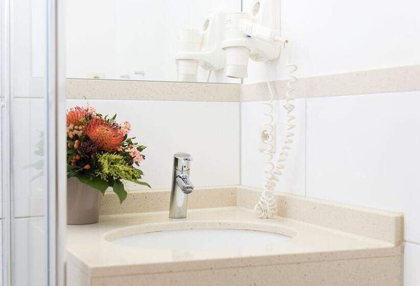 Quarto Estandar Individual, Amba