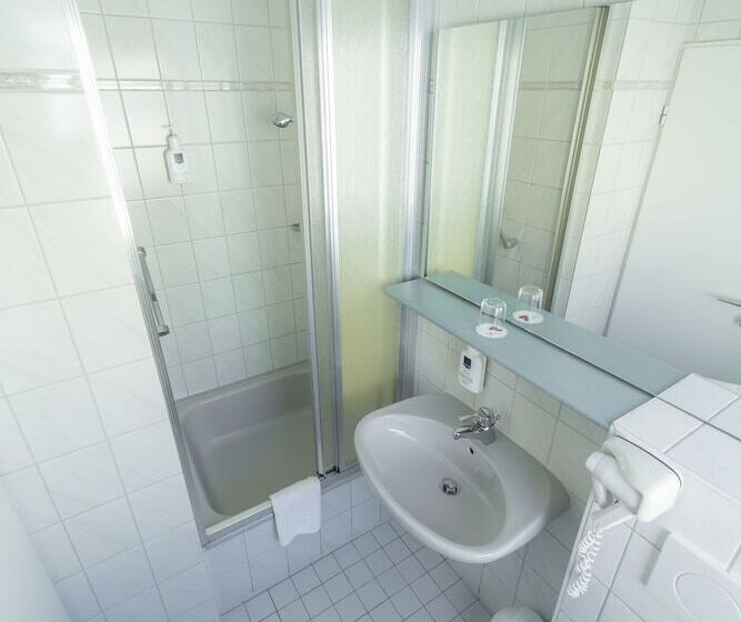 اتاق اکونومی یک تخته, Carmen